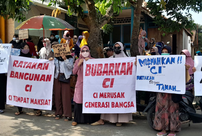 TEGAS: Sekumpulan emak-emak warga Todanan melaksanakan unjuk rasa untuk menuntut penutupan tempat karaoke Cumpleng Indah di depan kantor Kecamatan Todanan kemarin (29/9). (EKO WAHYU FOR RADAR KUDUS)