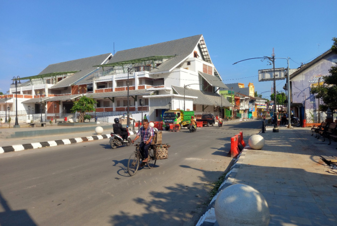 SUASANA BARU: Pengendara melintasi jalan area depan Alun-alun lasem yang merupakan salah satu titik penataan Kota Pusaka. (VACHRI RINALDY L/RADAR KUDUS)