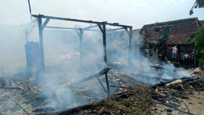 LUDES: Rumah Darmin warga Desa Putat hangus terbakar. (INTAN M. SABRINA/RADAR KUDUS)