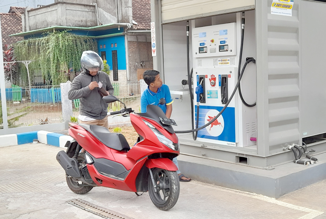 DEMI MESIN: Seorang pengendara motor membeli gasoline di pengisian bahan bakar Indostation Mobil (Indo Mobil) Desa Ngeling, Pecangaan, Jepara, kemarin. (NIBROS HASSANI/JAWA POS RADAR KUDUS)