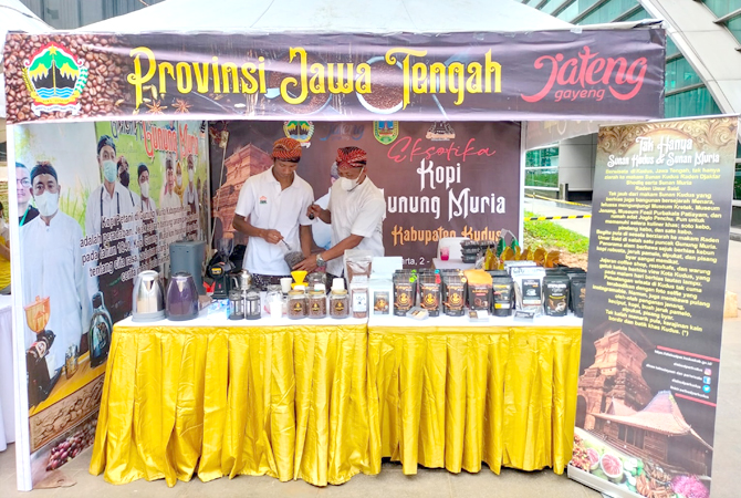 TAK PERNAH SEPI PENGUNJUNG: Stand kopi muria saat dikunjungi pengunjung di Taman Ismail Marzuki Jakarta. (MUTRIKAH FOR RADAR KUDUS)