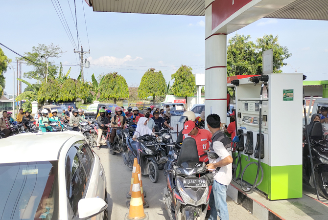 PILIH YANG BERSUBSIDI: Antrean panjang warga membeli pertalite di salah satu SPBU yang ada di Kabupaten Blora kemarin. (AHMAD ZA