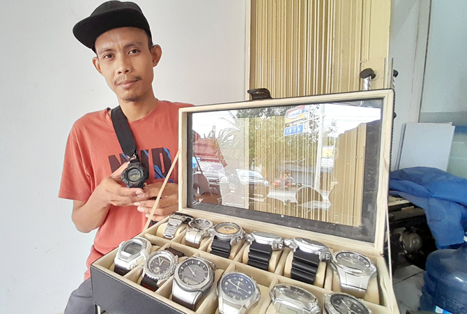 ANTIK: Deni menunjukkan koleksi jam tangannya. Koleksi jam tangan mulai era 1980, 1990 dan 2000-an. (NIBROS HASSANI/JAWA POS RADAR KUDUS)