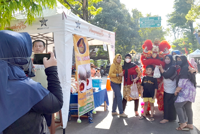 RAMAI: Warga sekitar mengunjungi Mangunsarkoro Street, pusat jajanan dan kuliner yang terselenggara di Jalan Mangunsarkoro, Kelurahan Panggang, Jepara (18/09). (NIBROS HASSANI/JAWA POS RADAR KUDUS)