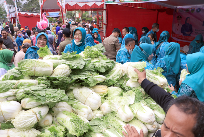 PASAR MURAH: Bazar pangan murah dari Dinas Ketahanan Pangan Jawa Tengah menggandengn TP PKK Kabupaten Kudus di GOR Wergu Wetan langsung diserbu masyarakat Kudus. (DONNY SETYAWAN/RADAR KUDUS)