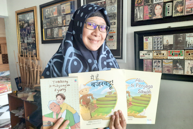 PRODUKTIF: Penulis buku anak Lia Herlina saat menunjukkan karya-karya tulisannya di rumahnya Jalan Halmahera, Griya Pramaja Indah, Kuripan, Kota Purwodadi, Grobogan. (INTAN MAYLANI SABRINA/RADAR KUDUS)