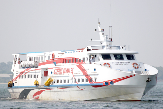 BERANGKAT: Kapal cepat Express Bahari 2C bermanuver saat hendak meninggalkan dermaga Pelabuhan Kartini menuju ke Karimunjawa kemarin. (MOH. NUR SYAHRI MUHARROM/RADAR KUDUS)