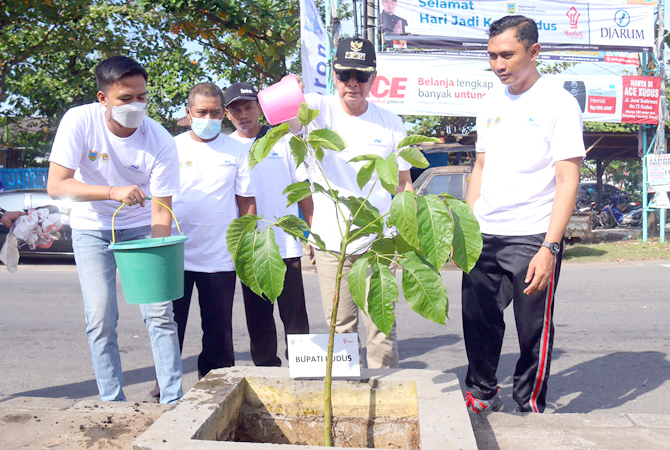TANAM POHON: Bupati Kudus Hartopo menanam pohon Tabebuya di Boulevard Jalan Lingkar Jati Kudus kemarin. (INDAH SUSANTI/RADAR KUDUS)