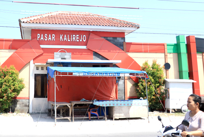 JADI POLEMIK: Suasana Pasar Kalirejo, Undaan, kemarin. Dinas Perdagangan Kudus akan menambah kios baru meski pedagang menolak. (DONNY SETYAWAN/RADAR KUDUS)