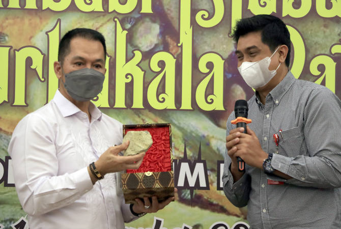 FOSIL: Narasumber dari Sangiran memberi fosil artefak alat batu, gigi manusia purba kepada Bupati Kudus hartopo di Hotel Home kemarin. (DONNY SETYAWAN/RADAR KUDUS)