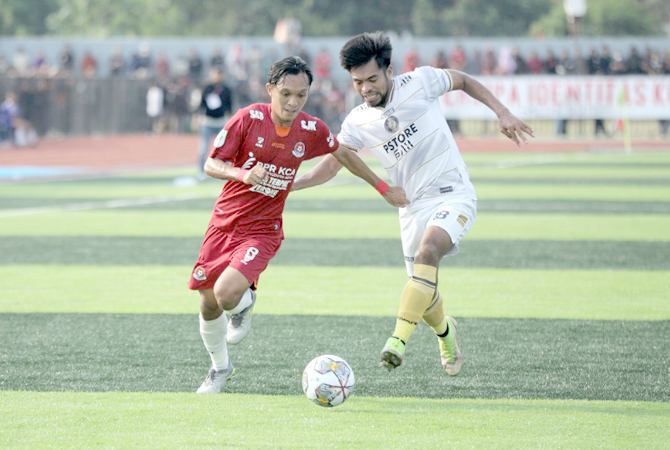 NGEYEL: Pemain Persipa Pati (kiri) tampil mendominasi saat menjamu FC Bekasi City di Stadion Joyokusumo. (ACHMAD ULIL ALBAB/RADAR KUDUS)