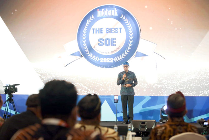 JERIH PAYAH: Direktur Utama PLN Darmawan Prasodjo menerima penghargaan The Best SOE in Digital Service Transformation 2022 di Bali belum lama ini. (PT PLN FOR RADAR KUDUS)