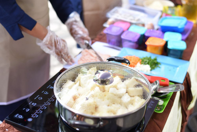 LEBIH HEMAT: Salah satu warga sedang memasak menggunakan kompor listrik belum lama ini. (PT PLN FOR RADAR KUDUS)