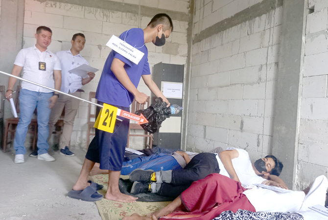 MENYIRAM: Tersangka pembakaran santri melakukan 23 adegan rekontruksi di salah satu bangunan sekitar Polres Rembang pada Kamis (29/9). (VACHRI RINALDY L/RADAR KUDUS)