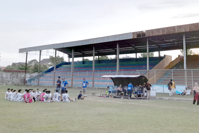 MASIH DIGUNAKAN: Tim lokal usai berlatih di Stadion Kamal Junaidi. (NIBROS HASSANI/JAWA POS RADAR KUDUS)