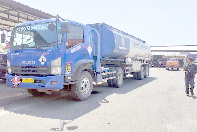 MUATAN PENUH: Truk berlogo Inkoppol yang mengangkut solar yang diduga ilegal di Blora. (AHMAD ZA