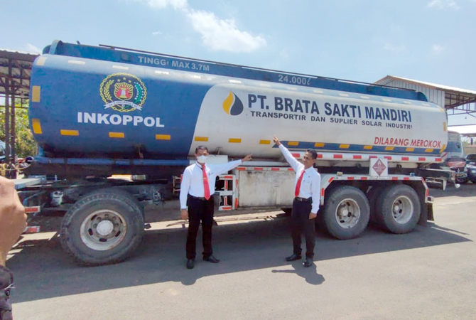 DIPERIKSA: Kasat Reskrim Polres Blora AKP Supriyono menunjukkan truk tangki kapasitas 24 ribu liter yang diamankan di Mapolres Blora kemarin. (AHMAD ZA’IIMUL CHANIEF/ RADAR KUDUS)