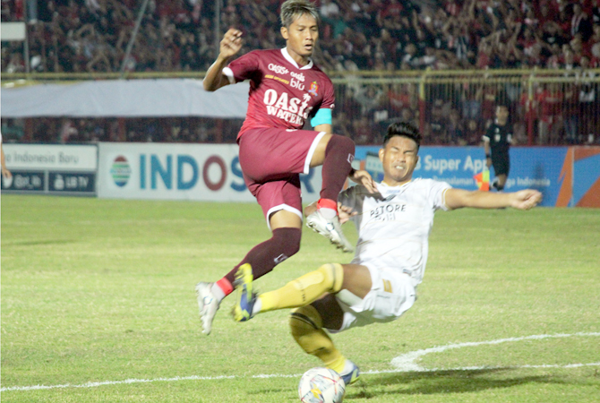 SENGIT: Pemain sayap Persijap Jepara saling berebut bola dengan salah satu pemain FC Bekasi City dalam laga yang digelar di Stadion GBK Jepara kemarin (23/9). (MOH. NUR SYAHRI MUHARROM/RADAR KUDUS)