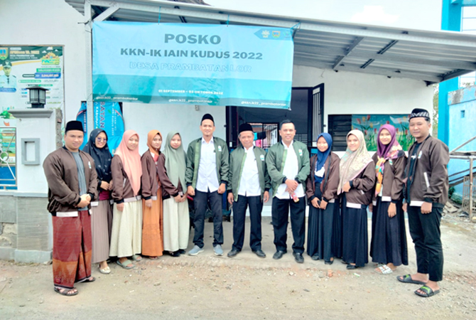 KREATIF: Mahasiswa KKN IK IAIN Kudus Kaliwungu bersama dengan Kepala LPPM IAIN Kudus Shobirin dan jajaran lainnya. (KKN IK IAIN KUDUS FOR RADAR KUDUS)