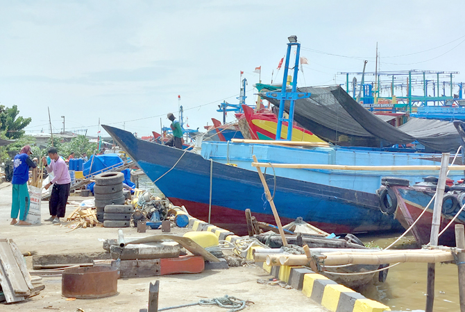 DISEDIAKAN: Salah satu nelayan di Juwana mengisi BBM kapal di Pelabuhan Juwana belum lama ini. (ANDRE FAIDHIL FALAH/RADAR KUDUS)