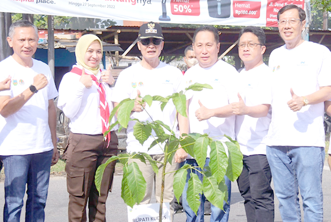 SEREMONIAL PENANAMAN: Bupati Hartopo didampingi Presiden Direktur PT Nojorono Stefanus JJ Batihalim dan CSR Dept Head PT Nojorono T Sugiyanto juga Kadinas PKPLH Abdul Halil menanam pohon tabebuya secara simbolis di Jalan Boulevard Jati Kudus. (SAMODRA DAH
