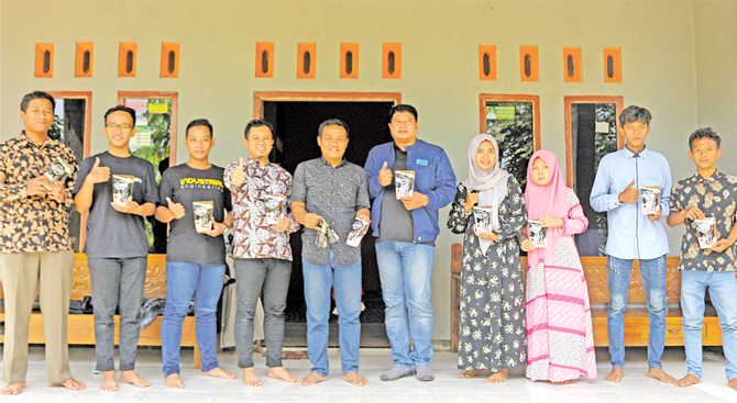 PEMBERDAYAAN: Dosen dan mahasiswa Unisnu memberikan pendampingan tentang internet marketing kepada pelaku industri kopi di Desa Tanjung, Pakis Aji. (UNISNU FOR RADAR KUDUS)