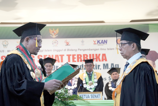 PENGUKUHAN GURU BESAR YANG KETIGA: Rektor IAIN Kudus Prof Abdurrohman Kasdi (kiri) dan Prof Mudzakir (kanan) saat prosesi pengukuhan guru besar di aula lantai 4 Gedung Perpustakaan IAIN Kudus pada (16/9). (HUMAS IAIN FOR RADAR KUDUS)
