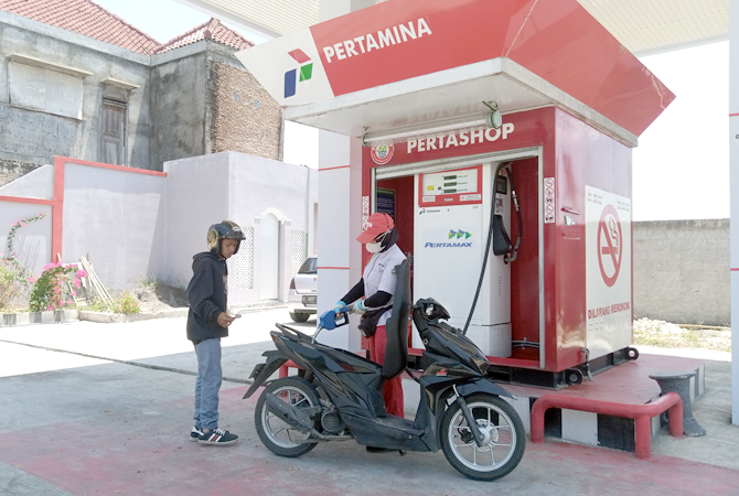 TUANGKAN: Petugas Perthashop di Grobogan saat melayani  membeli, kemarin. (EKO SANTOSO/RADAR KUDUS)
