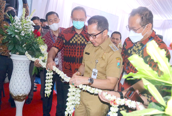 MENGGUNTING PITA: Bupati Kudus H.M. Hartopo, ST., M.M. M.H., menggunting pita peresmian Relokasi KCP Prambatan pada Senin pagi, (12/9) didampingi jajaran petinggi Bank Jateng Kudus. (BANK JATENG KUDUS FOR RADAR KUDUS)
