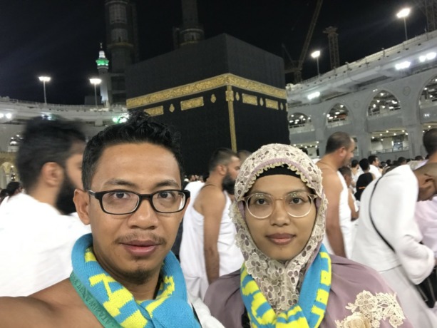 DEKAT KAKBAH: Wartawan Radar Kudus M. Ulin Nuha dan istri saat umrah. (M. ULIN NUHA/RADAR KUDUS)