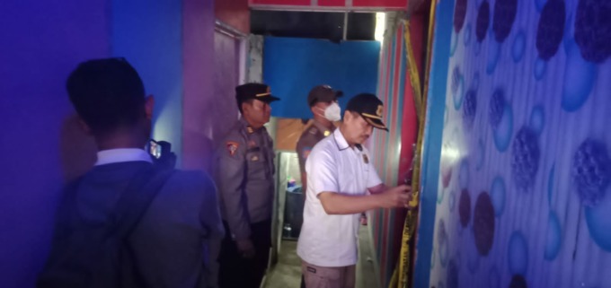 DISEGEL: Satpol PP Blora menyegel karaoke Compleng Indah di Todanan, Blora. (LILIK YULIANTORO FOR RADAR KUDUS)