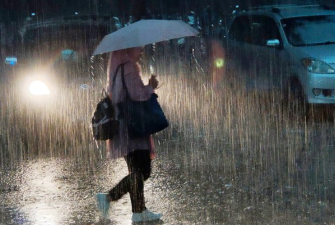 Ilustrasi hujan lebat. Badan Meteorologi, Klimatologi dan Geofisika (BMKG) memprakirakan hujan lebat yang dapat disertai kilat/petir dan angin kencang mengguyur sejumlah daerah di Indonesia pada Sabtu (29/10). (Dery Ridwansah/JawaPos.com)