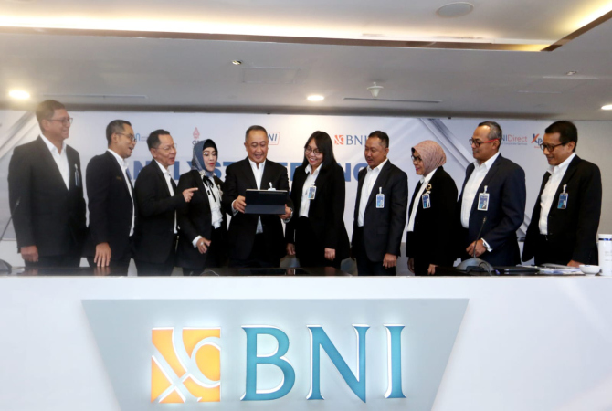 Direktur Utama BNI Royke Tumilaar, Wakil Direktur Utama BNI Adi Sulistyowati, bersama jajaran direksi lainnya dalam Press Conference Kuartal Ketiga 2022, Senin (24/10). (BNI FOR RADAR KUDUS)