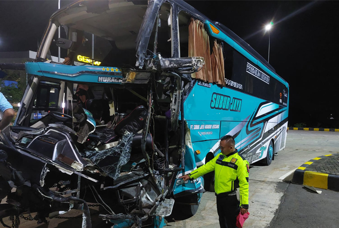 RINGSEK: Bus Subur Jaya yang mengangkut siswa SMPN 1 Sulang rusak parah di bagian depan setelah kecelakaan di Tol Pekalongan. (RADAR SEMARANG FOR RADAR KUDUS)