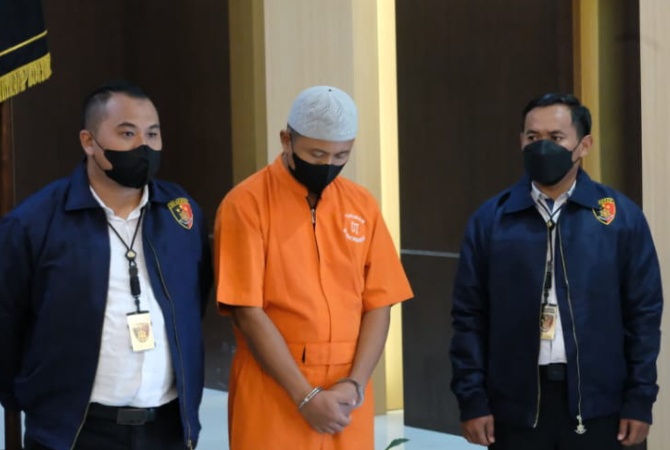 USAI SUDAH: Owner Koperasi GMG AH diringkus Polda Jateng atas tindak pidana pencucian uang nasabah hingga Rp 267 M. (POLDA JATENG FOR RADAR KUDUS)