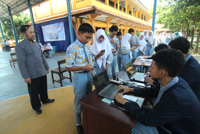 BELAJAR DEMOKRASI: Siswa SMAN 1 Nalumsari mengikuti pemilihan ketua OSIS melalu E-Voting. (M. NUR SYAHRI MUHARROM/RADAR KUDUS)