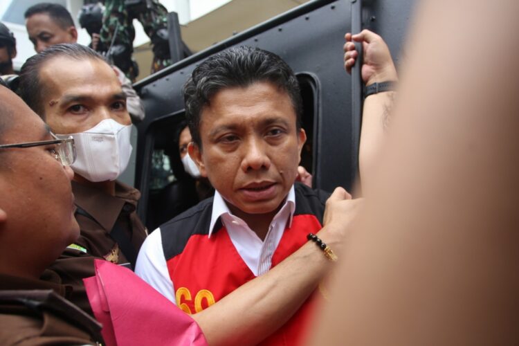 Tersangka pembunuhan Brigradir J, Ferdy Sambo menggunakan rompi tahanan Kejaksaan saat di giring menuju kendaraan taktis (rantis) Brimob Polri di gedung Jaksa Agung Muda Tindak Pidana Umum (Jampidum) Jakarta, baru-baru ini. (JawaPos.com)