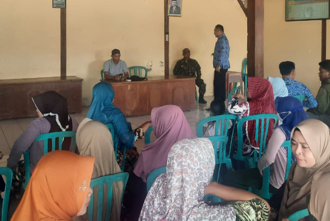 DIALOG: Warga Desa Tunjungharjo, Tegowanu, mendatangi balai desa mengeluhkan kandang ayam, Senin (17/10). (ALI FOR RADAR KUDUS)