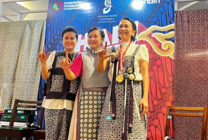 Ketua Pelaksana Hari Batik Nasional 2022 Nini Djan Faridz; Wakil Direktur Utama Bank Mandiri Alexandra Askandar; dan Ketua Yayasan Batik Indonesia (YBI) Gita Pratama berfoto bersama usai jumpa pers di Senayan, Jakarta, Minggu (2/10). (ANTARA/Arnidhya Nur
