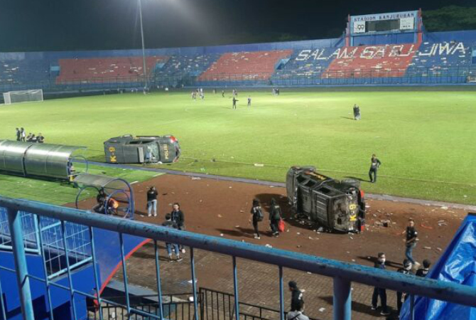 KERICUHAN: Sisa-sisa kericuhan setelah laga antara Arema FC melawan Persebaya di Stadion Kanjuruhan, Kabupaten Malang pada Sabtu (1/10). (TWITTER)