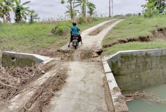 LONGSOR: Jembatan penghubung Dusun Karangasem dan Dusun Katelan, Desa Karangsono, Kecamatan Karangrayung rusak semakin parah. (INTAN MAYLANI SABRINA/RADAR KUDUS)