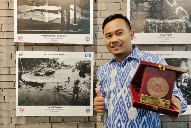 JAWARA: Kanal Budiarto menerima penganugerahan Artist of FPSI (A.FPSI) dan medali Bronze dalam pameran Salon Foto Indonesia (SFI) di Exhibiton Hall Mall Grand Indonesia, Jakarta 30 September lalu. (KANAL FOR JAWA POS RADAR KUDUS)
