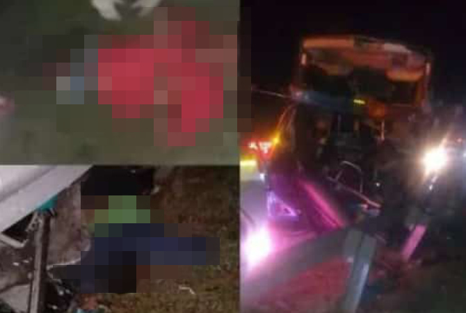 TANGKAPAN LAYAR: Bus dengan nomor polisi K 1680 BD ringsek usai mengalami kecelakaan Tol Pemalang-Batang pada Selasa (4/10). (ISTIMEWA/RADAR KUDUS)