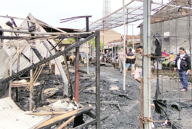 LENYAP:Kondisi food court di Kelurahan Kerjasan dilalap si jago merah Senin (17/10) pagi. (GALIH ERLAMBANG W/Radar Kudus)