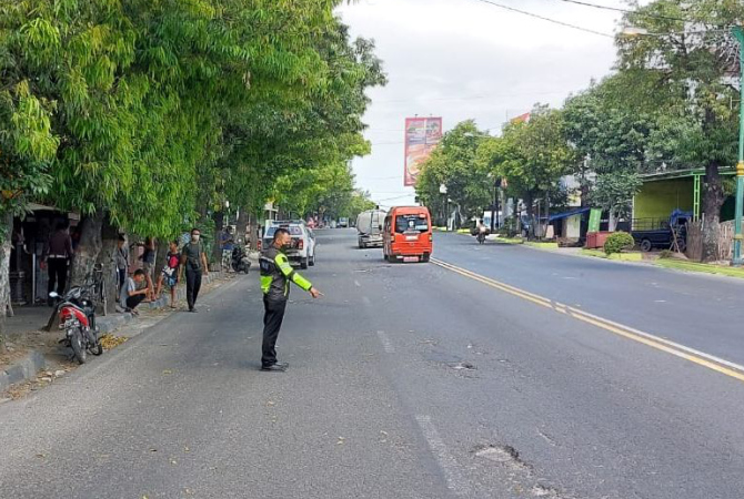 OLAH TKP: Petugas kepolisian melakukan olah TKP kecelakaan lalu lintas di Jalan Pantura turut desa Pacar, Rembang pada Minggu (2/10). (SATLANTAS POLRES REMBANG FOR RADAR KUDUS)