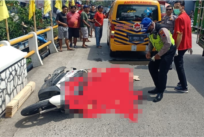 EVAKUASI: Petugas mengevakuasi pemotor berinisial BR, 52 warga Desa Wergu Kulon, Kecamatan Kota usai mengalami kecelakaan di Jalan Kudus-Purwodadi, Desa Ngemplak, Kecamatan Undaan, Kamis (20/10). (SATLANTAS POLRES KUDUS FOR RADAR KUDUS)