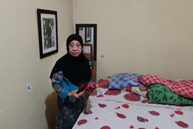 GERAK CEPAT: Korban pencurian Masruriah, 65, warga Desa Ngembalrejo menunjukkan lokasi pencurian baru-baru ini. (GALIH ERLAMBANG W/ RADAR KUDUS)