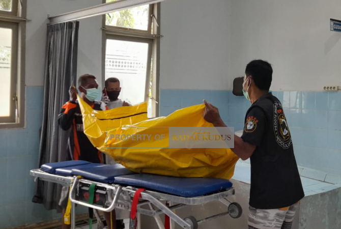EVAKUASI: Petugas mengevakuasi jasad wanita yang ditemukan di wilayah RT 1/RW 1 Dukuh Sawahan, Desa Kepuk, Bangsri pada Jumat (28/10). (NIBROS HASSANI/RADAR KUDUS)