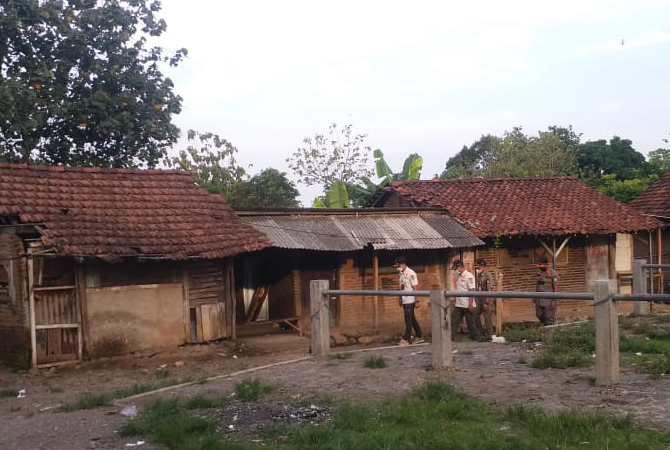 OPERASI PEKAT: Petugas Satpol PP Jepara memantau warung remang-remang di kompleks Pasar Legi, Keling yang baru saja dirazia belum lama ini. (DISKOMINFO JEPARA FOR RADAR KUDUS)