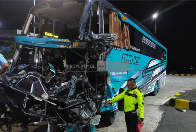 RINGSEK: Bus Subur  Jaya bernopol K 1580 BD yang mengangkut siswa SMPN 1 Sulang rusak parah di bagian depan setelah mengalami kecelakaan di Tol Pekalongan pada Selasa (4/10). (RADAR SEMARANG FOR RADAR KUDUS)